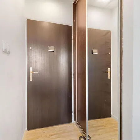 20 Minutes From Center W Coffee, Tea, Tv, And Parking Apartment
