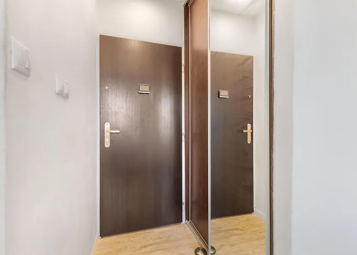 20 Minutes From Center W Coffee, Tea, Tv, And Parking Apartment