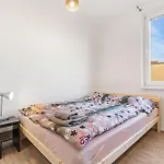 20 Minutes From Center W Coffee, Tea, Tv, And Parking 아파트 *